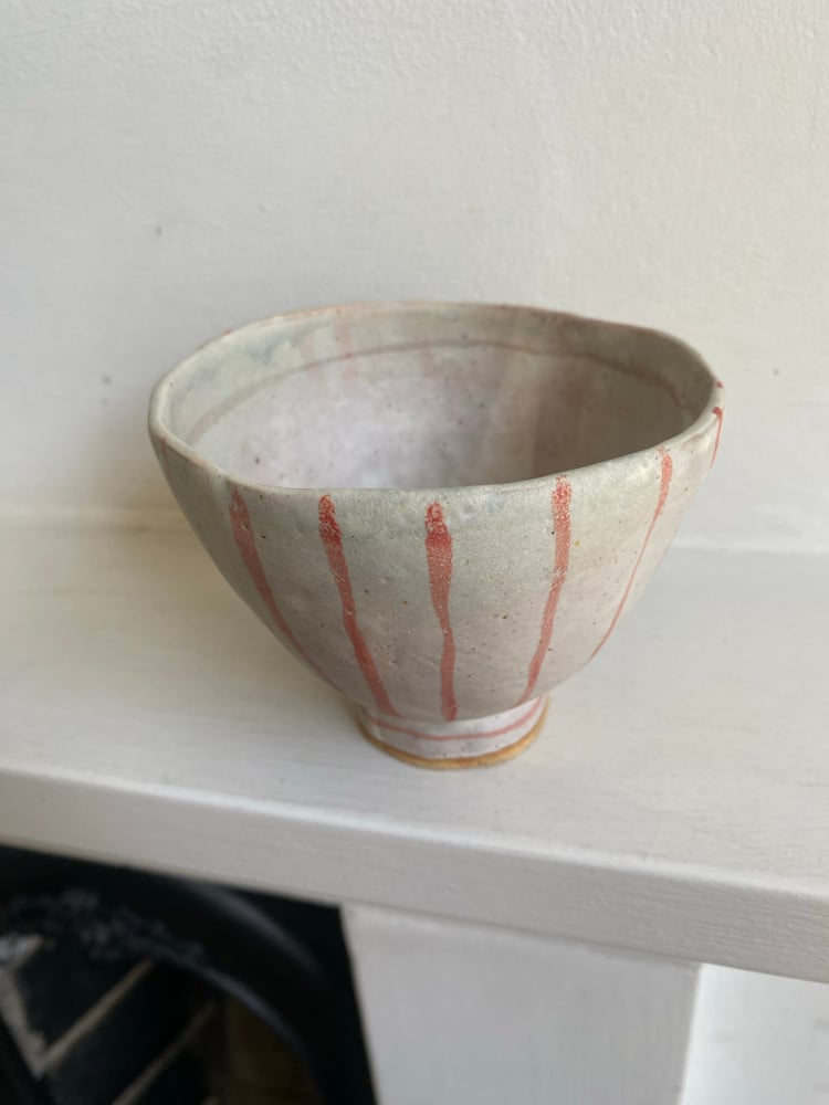 Deep footed bowl linear