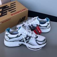 Image 2 of size: us10/11W uk9 eu43 cm28