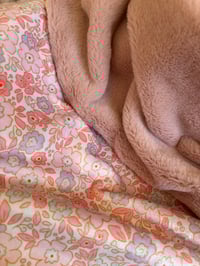 Image 1 of COUVERTURE MOTIF LIBERTY FOURRURE ROSE