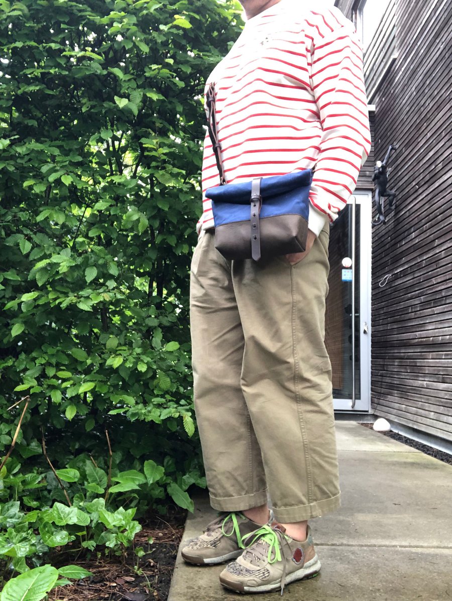 Image of Day Bag In Navy Blue Waxed Canvas With Oiled Leather Base