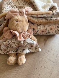 Image 1 of  DOUDOU FLEURI VINTAGE ET SA TENUE 26 cm