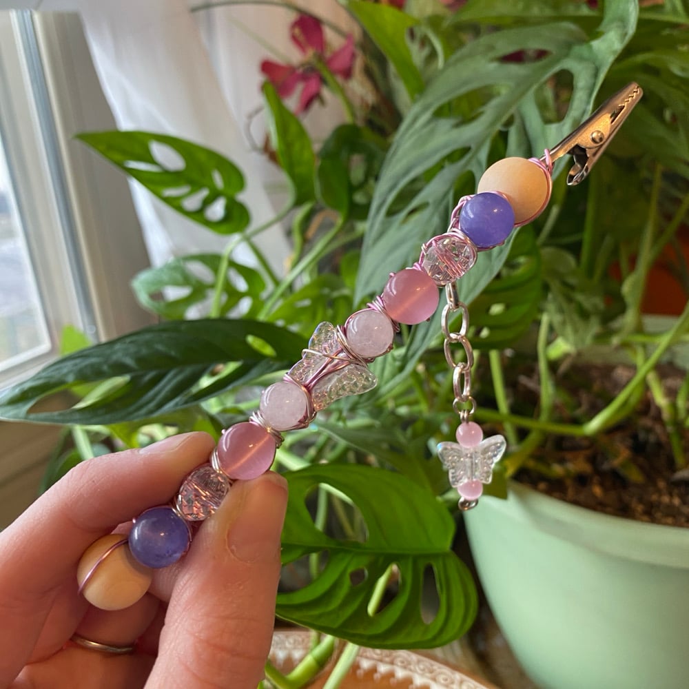 Image of sparkle wing roach clip 