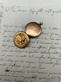 Image 6 of Incroyable pendentif ouvrant, porte-photo, dragon, en cuivre plaqué or, fin du XIXème siècle!