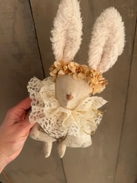 Image 3 of LAPINE MINIATURE DE CÉRÉMONIE DENTELLE