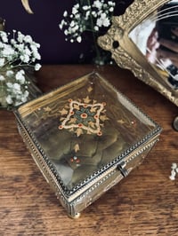 Image 8 of Grande boite à bijoux en verre biseauté, e-mail peint et soie capitonné verte, fin XIXème