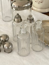 Image 6 of Ensemble ancien de flacons de toilette