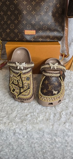 Image of Size 10 Classic Brown Crocs with Hat