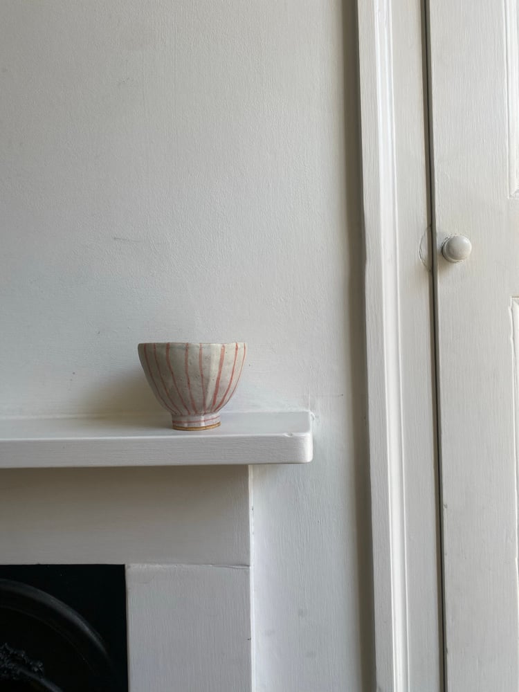 Deep footed bowl linear Image 2