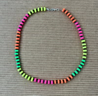 Colliers bonbons fluo 