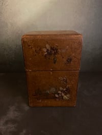 Image 5 of Très ancienne boîte à jeux en carton et cuir fin, décor de violettes et des as, XIXème siècle.