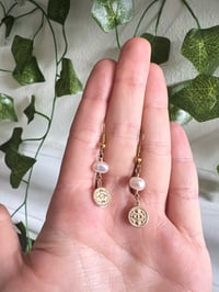 “Gaze” Pearl Earrings