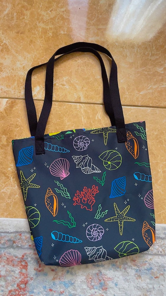 Image of Aquarium / Chroma Shells Tote Bag 