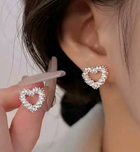 2pcs Heart Decor Stud Earrings 