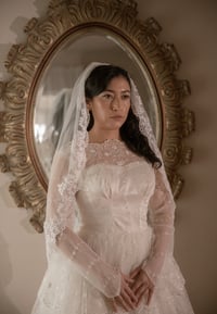 Image 4 of Scalloped Lace Veil 