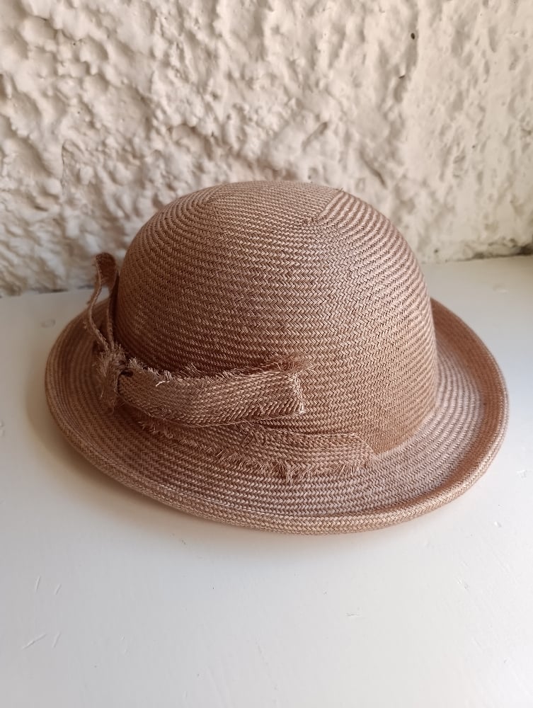 Image of Bombetta estiva in sisal champagne con fiocco sfrangiato 