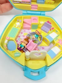 Image 10 of Ensemble bracelet et Polly Pocket crèche boite bleue