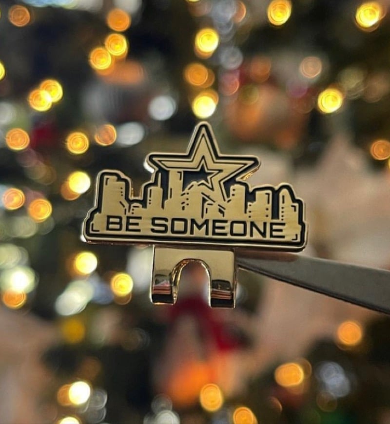 Image of Gold besomeone BLIP