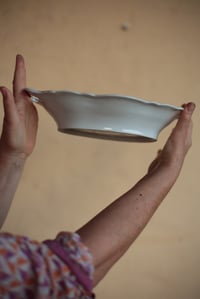 Image 3 of Flache, dekorative Schale mit Griffen und rosa Blümchenbemalung