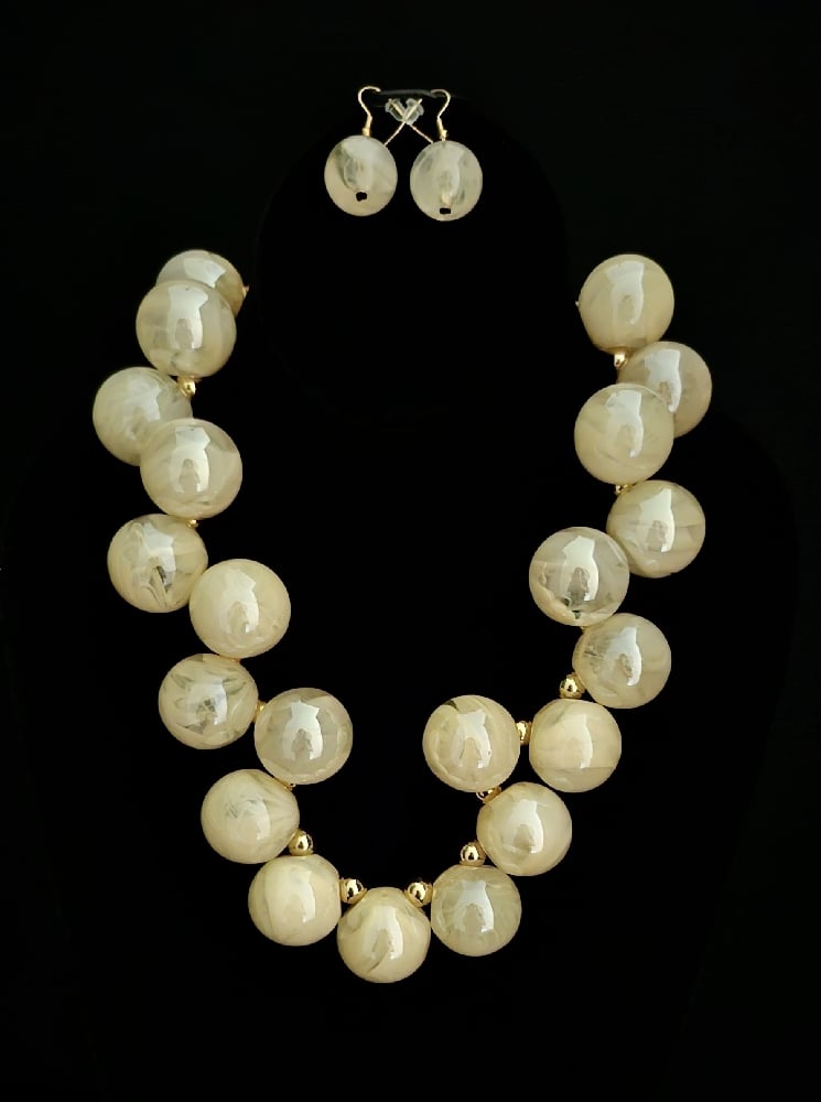 Image of Off White Swirled Necklace Set 
