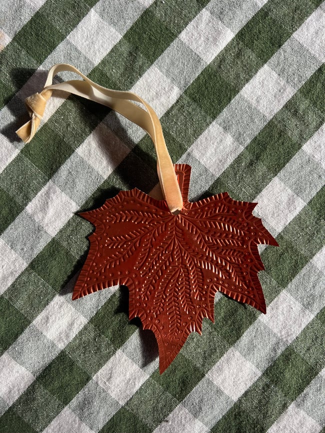Decorative foil leaves