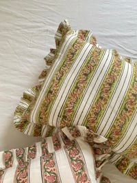 Image 2 of Coussin rayé et fleuri à volants
