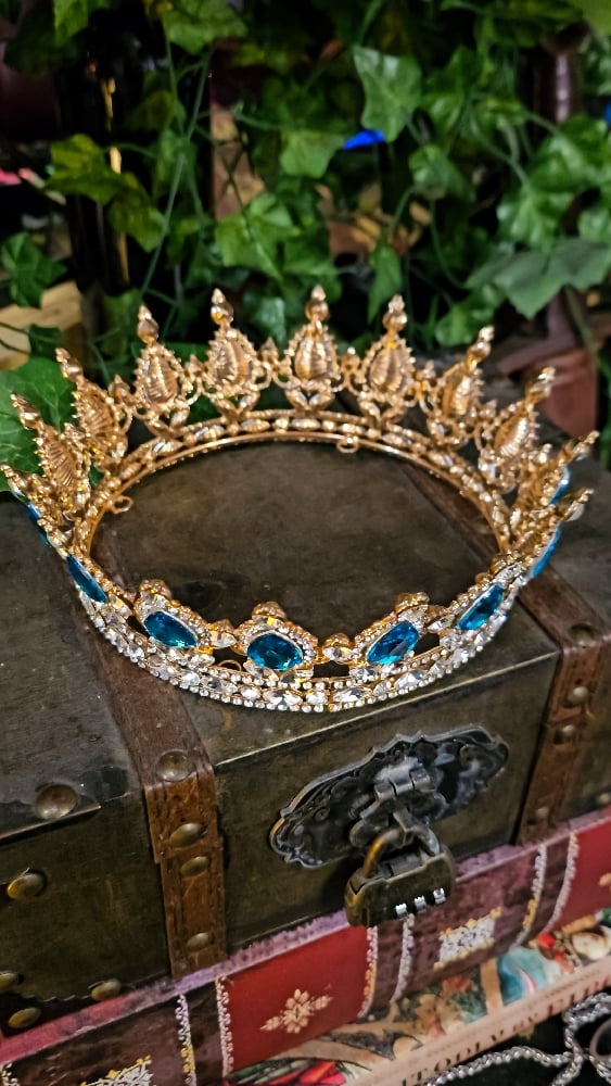 👑The Armored Kingdom Vivid Skyborn Blue Sovereign Crown (Gold)