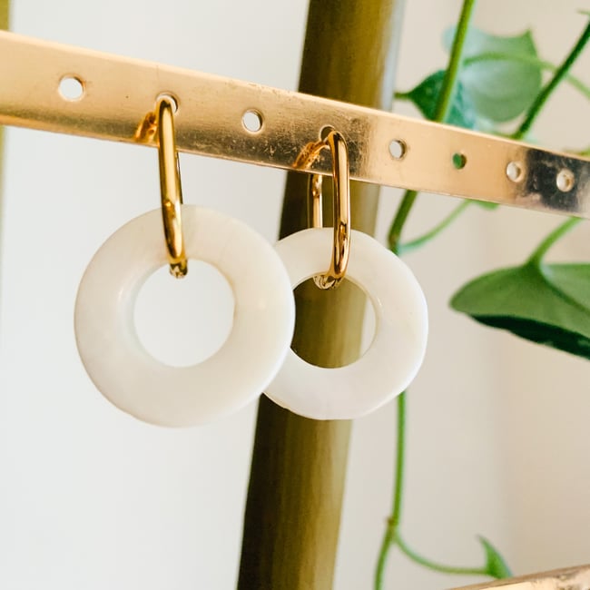 CLARA | Créoles rectangulaires en acier inoxydable doré et cercle nacre