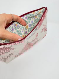 Image 3 of Pochette à livre LA LECTRICE Coton toile de Jouy Bordeaux