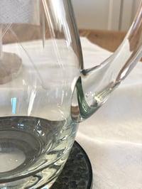 Image 4 of Pichet en verre gravé