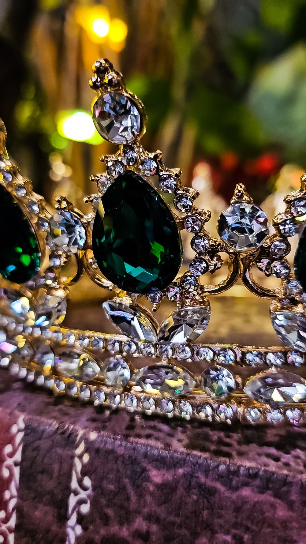 👑The Armored Kingdom Emerald Green Queens Crown (Gold)