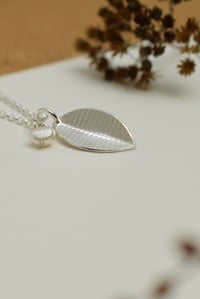 Image 4 of Single-Leaf Silver Necklace with  striated texture  with Semi-Precious Pearl – Fold Collection