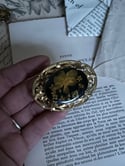 Grand broche en pomponne dorée et fleurs sous résine, vintage! 