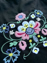 Image 3 of Tøyveske med broderi inspirert av Bolsøy-bunaden
