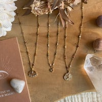 Image 3 of ELZA - Collier perlé Grenat et pendentif oeil