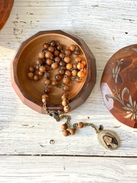 Image 1 of Chapelet perles de bois et médaillon 