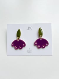 LMK x MINI LABO Paire de boucles d’oreilles céramique LULLABY LEAF violet