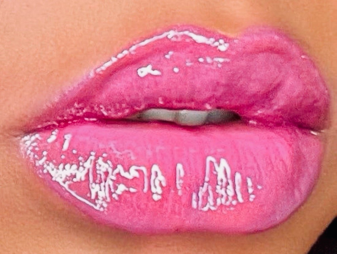 Image of "DOLLY" voluminous lip glow 