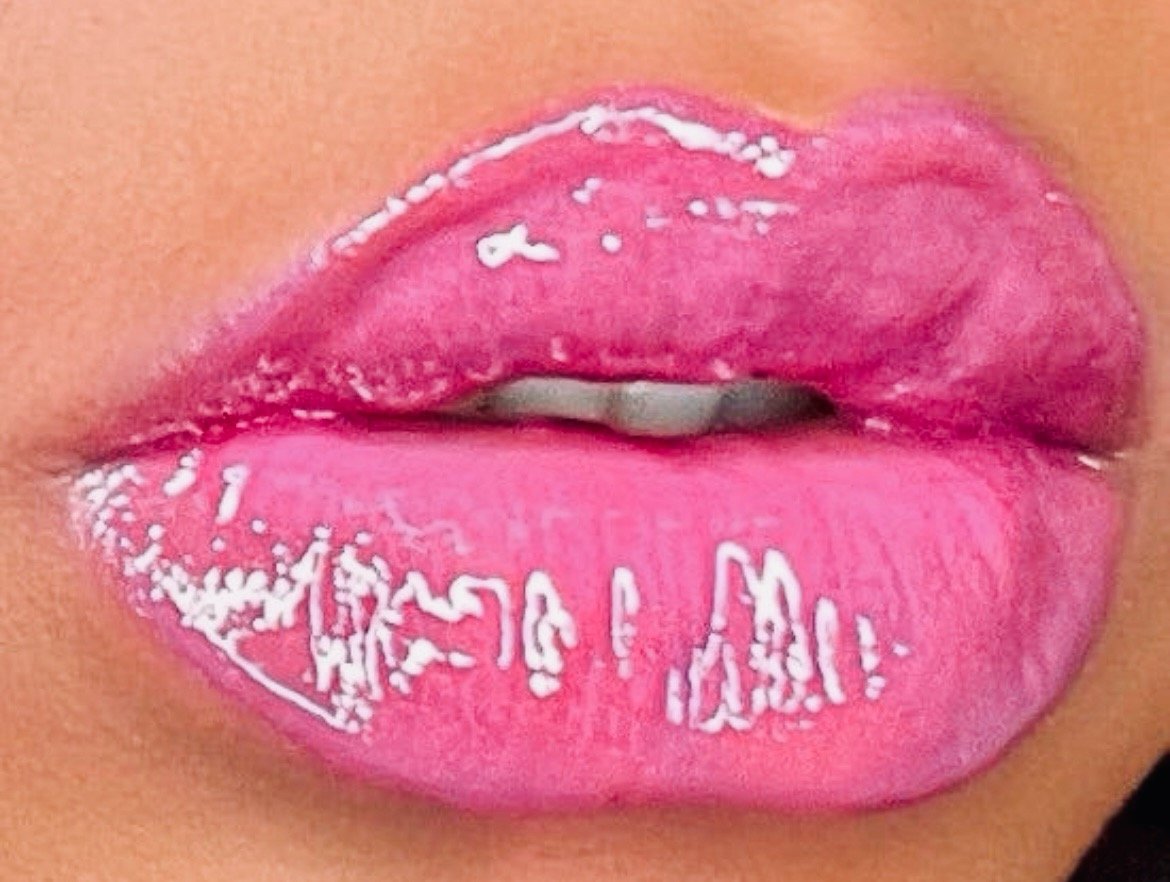 Image of "DOLLY" voluminous lip glow