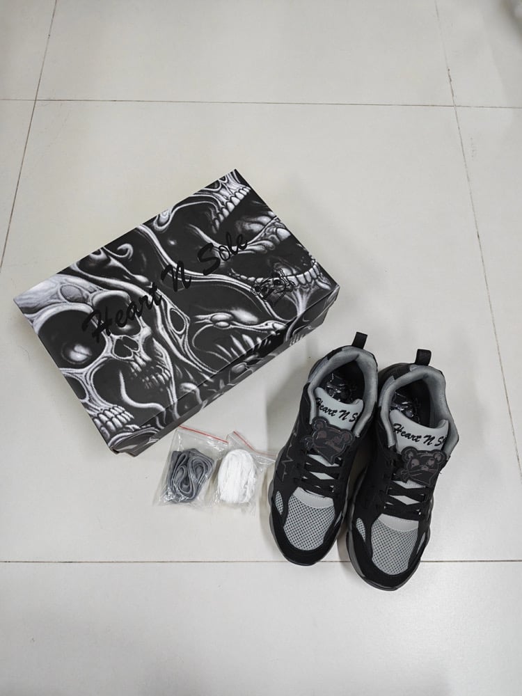 Heart N Sole “BlackOut” Runner 