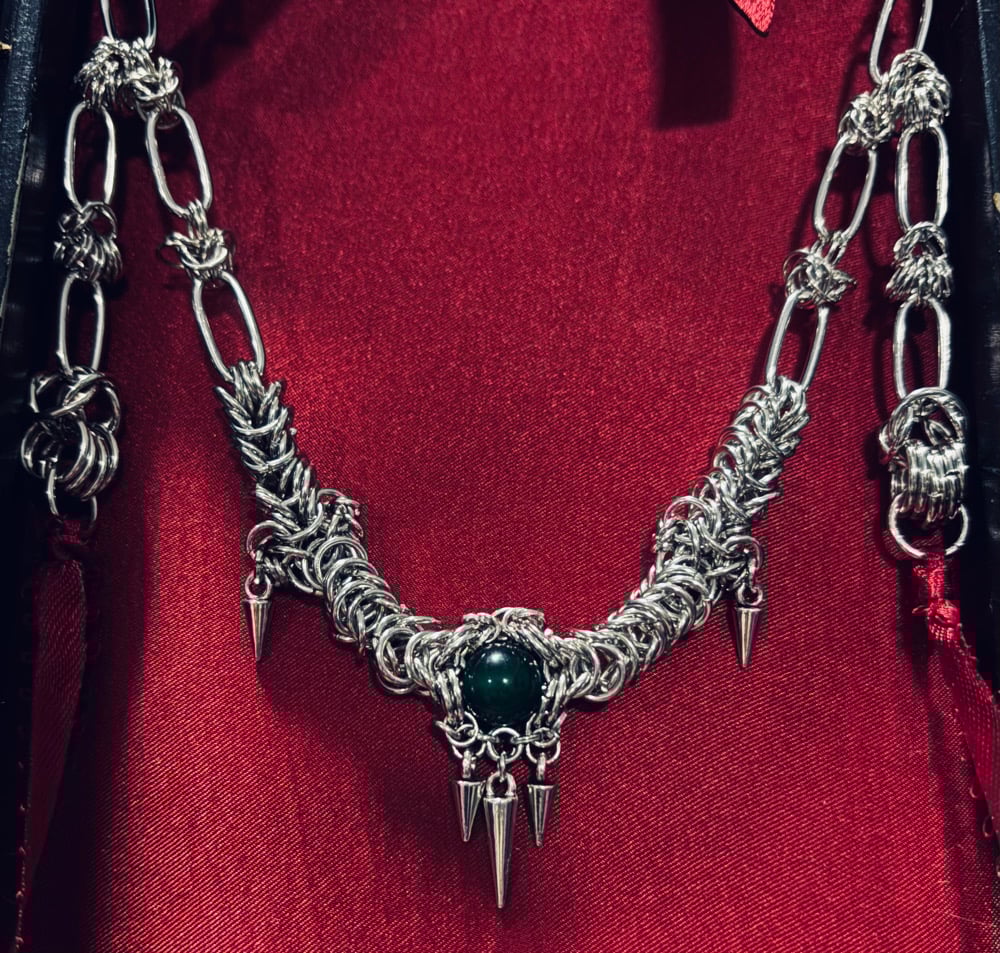 Image of 𝔏𝔢𝔦 è 𝔲𝔫𝔞 𝔰𝔱𝔯𝔢𝔤𝔞 
