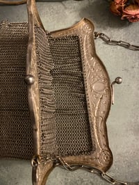 Image 9 of Sac aumônière en plaqué argent du XIXème siècle, avec anse en chaîne.