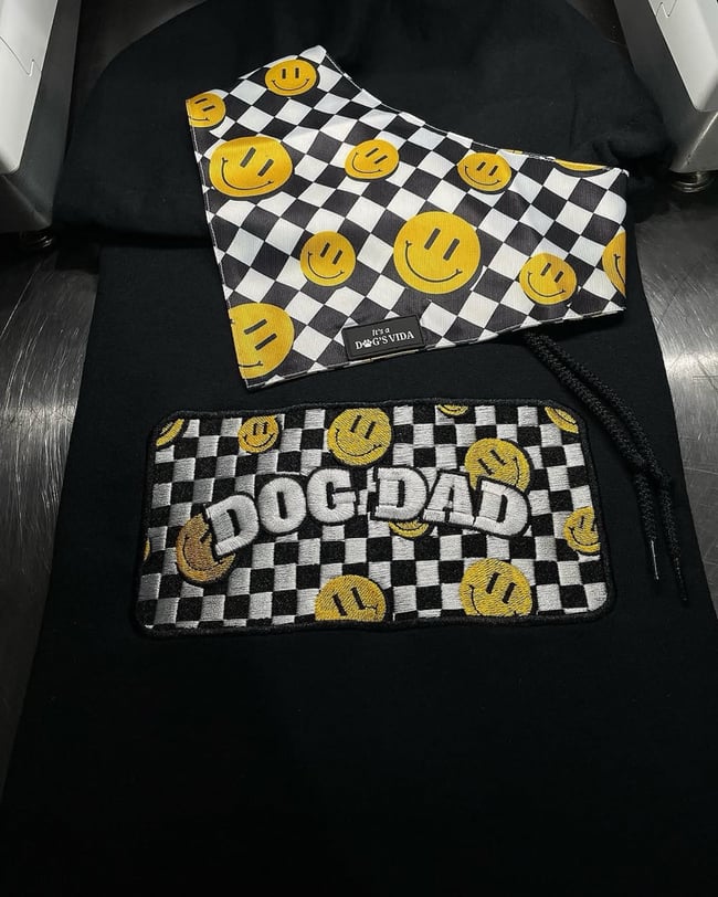 SMILEY DOG MOM/DOG DAD 