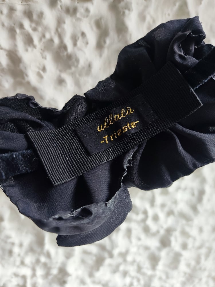 Image of Cerchietto floreale nero con perline 