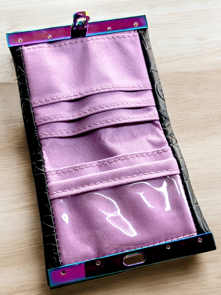 Image of Bi-Fold with metal bar clasp