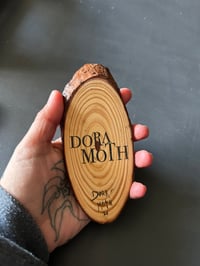 Image 2 of Fantasma perfil sobre rodaja de madera 