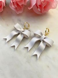 Image 3 of Large Bows