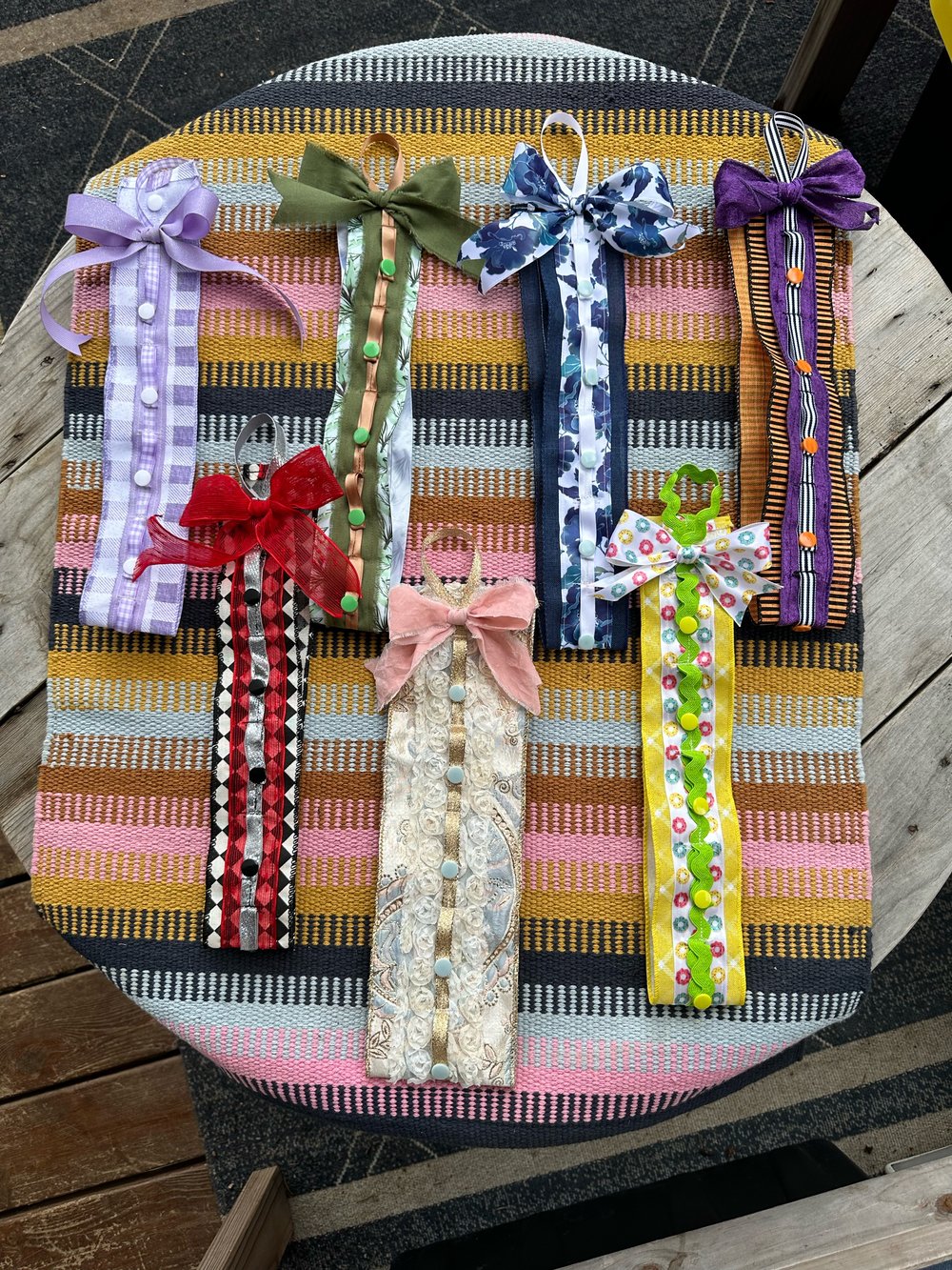Ear hangers 