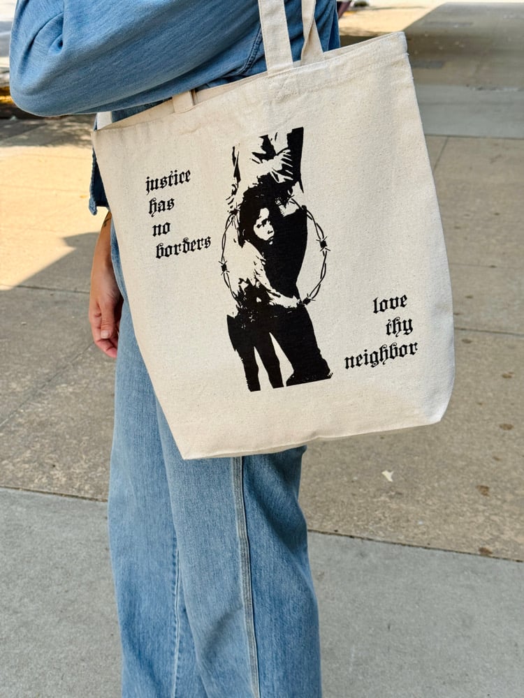 NO BORDERS TOTE