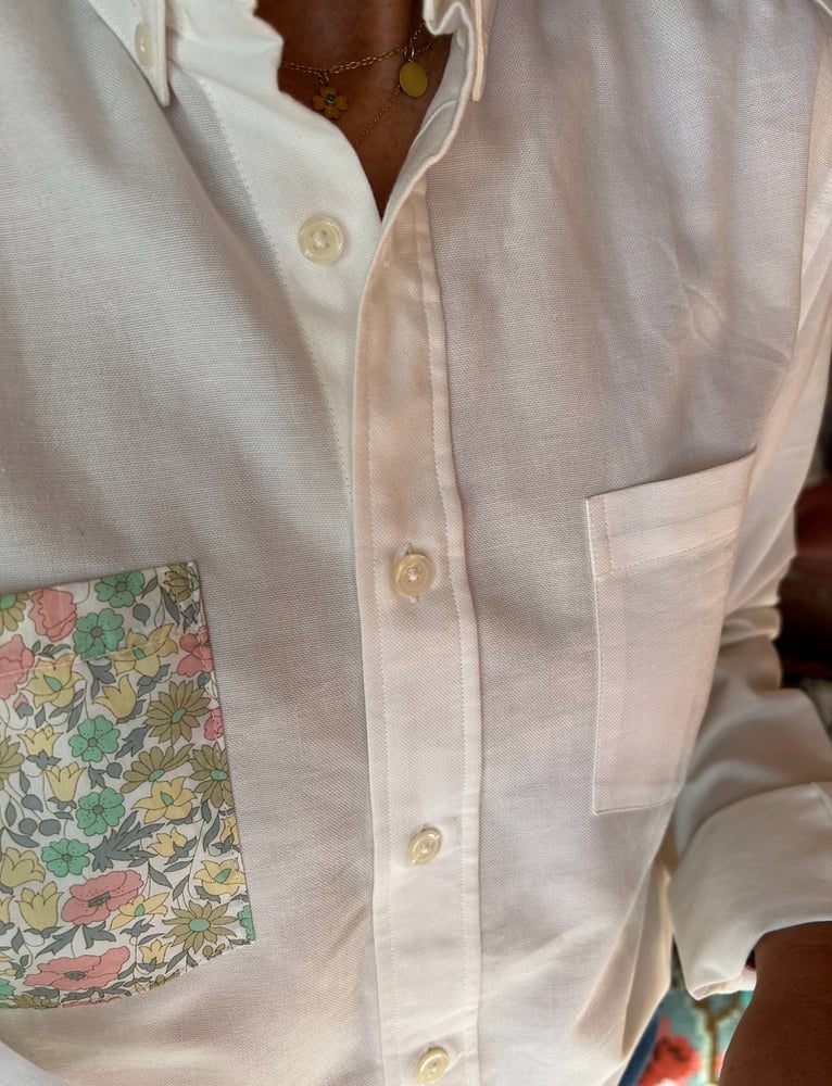 Image of Chemise d’homme pour femme upcyclée avec une poche en Liberty 