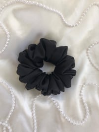 Image 6 of SCRUNCHIE OVERSIZED + STANDARD BLACK